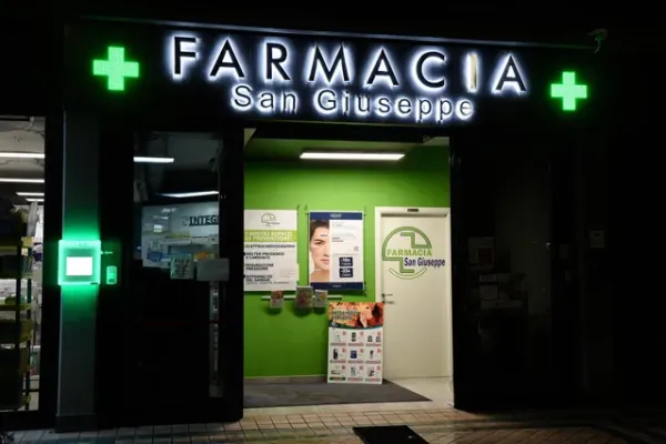 La vetrina della Farmacia San Giuseppe